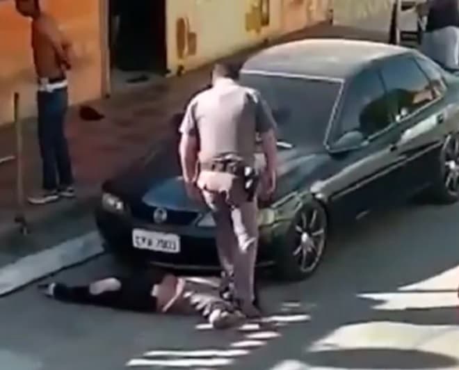 Após pisar em uma mulher em SP, PMs são afastados da função