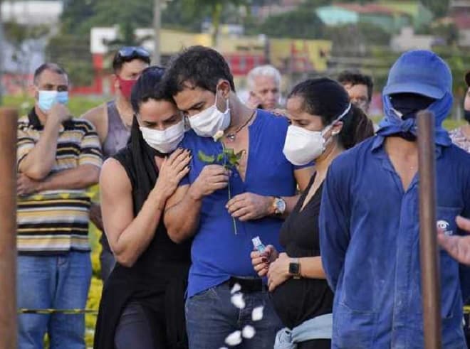 Corpo de Seu Francisco é sepultado na presença de Zezé e familiares