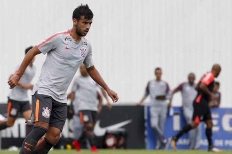 jogadores de futebol disputam bola