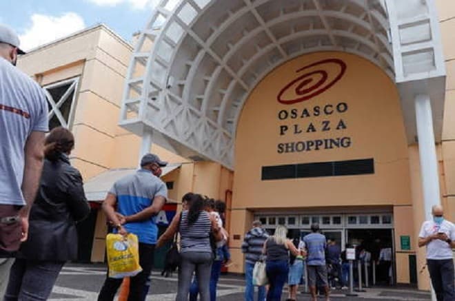 Vendas no comércio em abril têm maior queda em 20 anos, diz IBGE