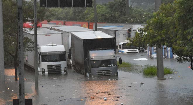 Temporal provoca caos em SP com alagamentos e desabamentos