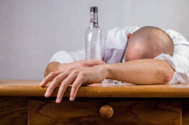 Beber álcool não ajuda no combate ao coronavírus, avisa OMS