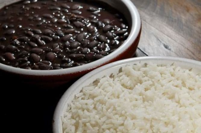 Mistura de arroz com feijão na mesa dos brasileiros cai 40%