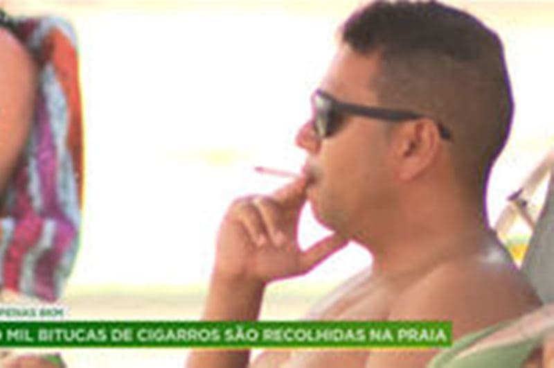 homem com cigarro na boca