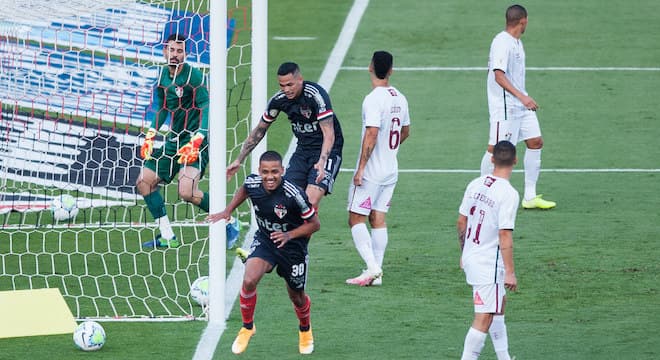 São Paulo vence Fluminense e assume vice-liderança do Brasileirão