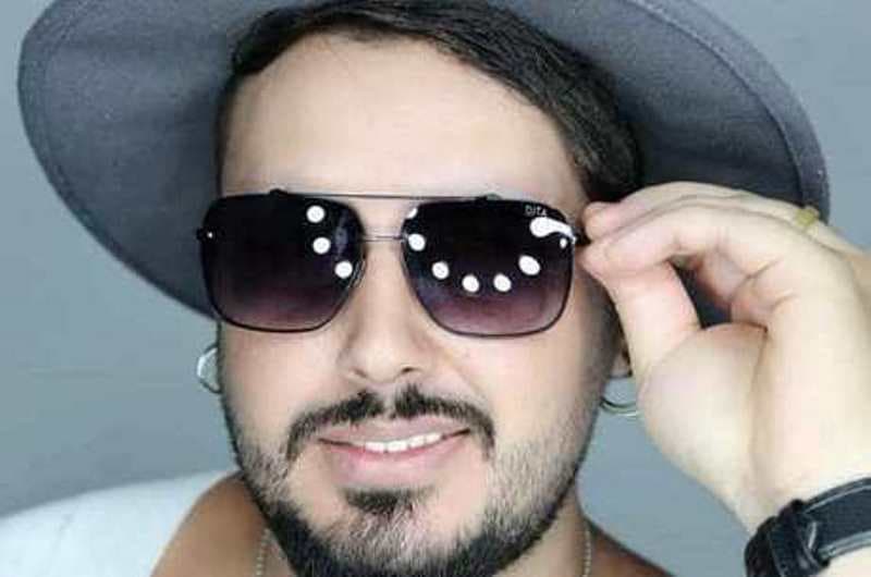close em rosto de homem com óculos escuros
