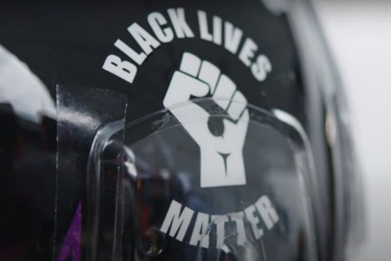 Exemplo! Hamilton adota frase contra o racismo em novo capacete