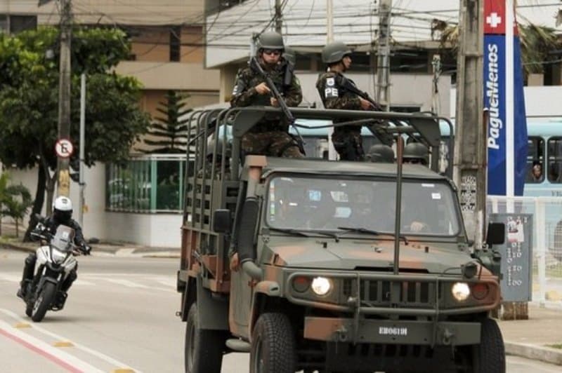 policiais em comboio