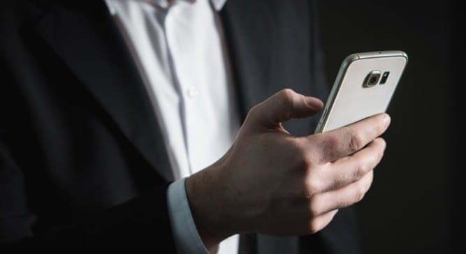 Você está sendo espionado pelo seu celular? Entenda