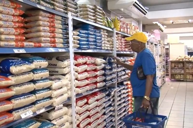 Vendas no comércio em abril têm maior queda em 20 anos, diz IBGE