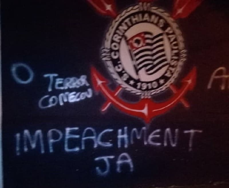 Muros do Corinthians são pichados com ameaças de morte a Andrés