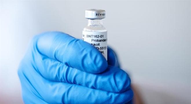 Reino Unido se prepara para ser 1º país a vacinar nesta terça (8)