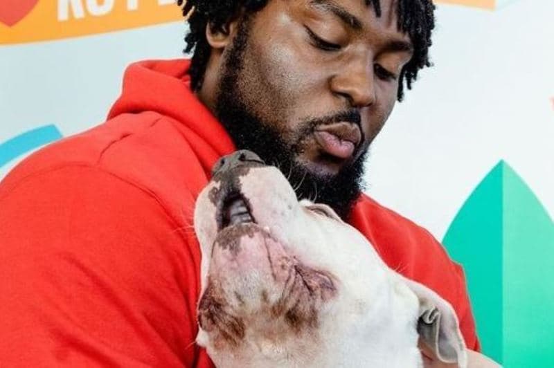 homem abraça cachorro