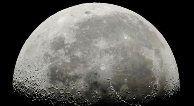 Nasa anuncia a descoberta de água na superfície da Lua