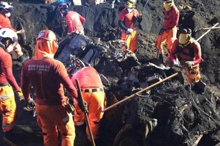 Bombeiros encontram caminhonete levada por lama em Brumadinho