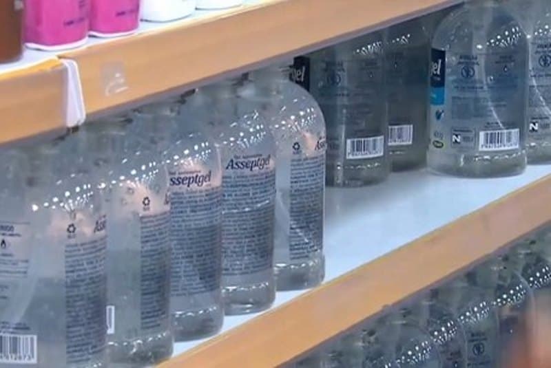 frascos de álcool gel