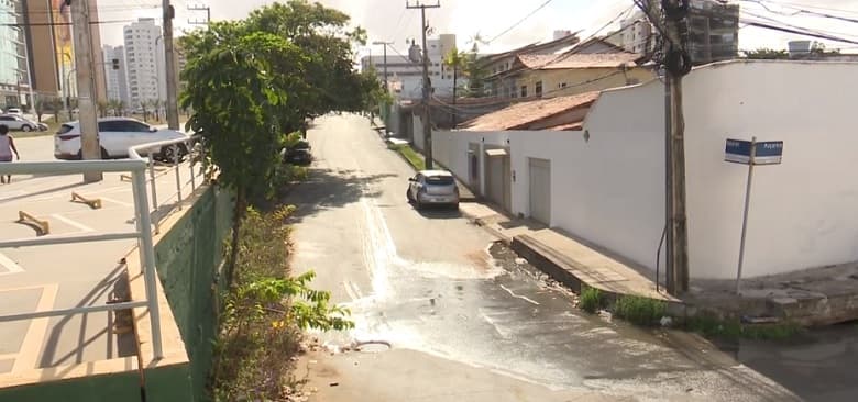 Moradores da Ponta do Farol reclamam de esgoto a céu aberto