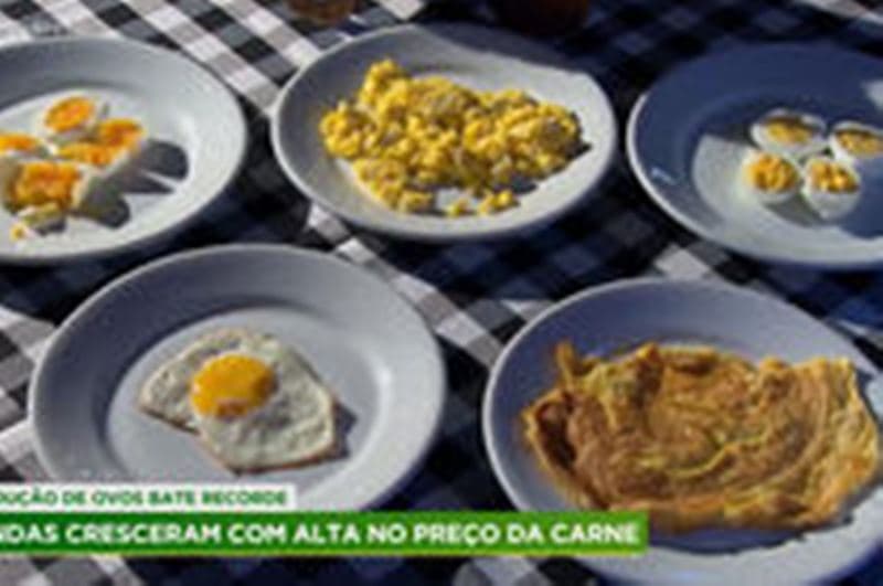 pratos com ovos à mesa