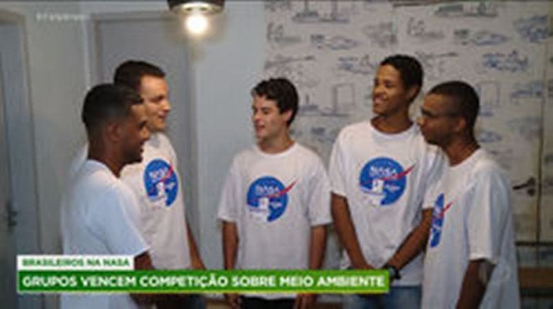 estudantes de pé