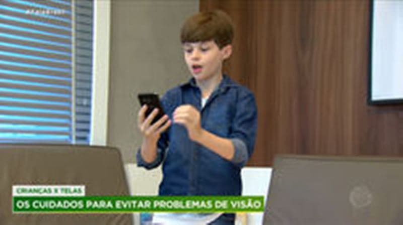 Crianças podem ter visão prejudicada por uso de celulares e televisão