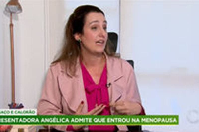 mulher fala ao microfone