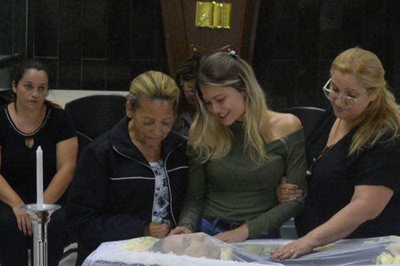 mulheres choram em velório