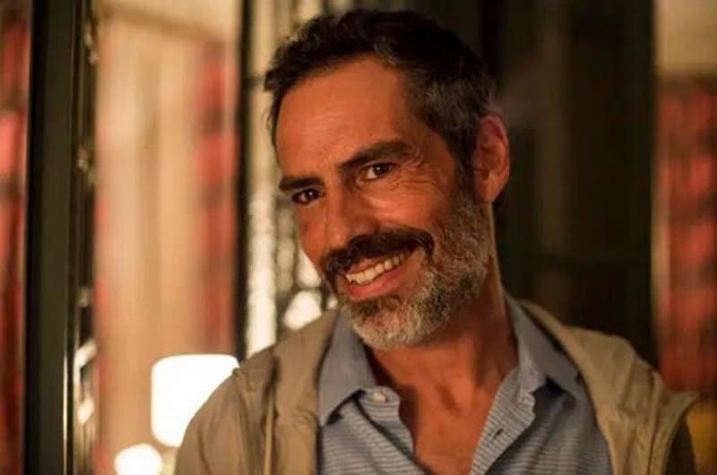 homem sorrindo