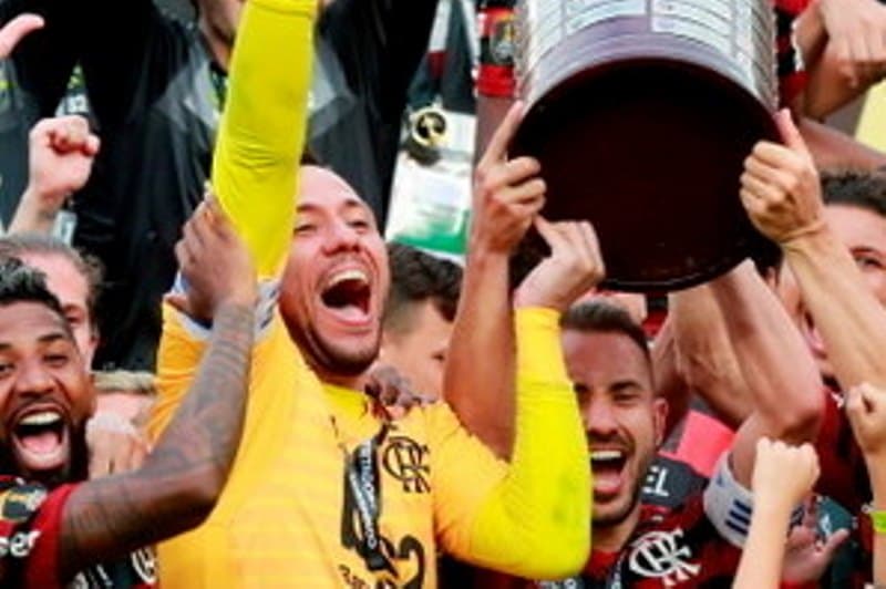 jogadores de futebol comemoram
