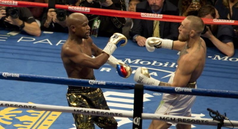 Floyd- Mayweather e Connor Mcgregor em ringue de boxe