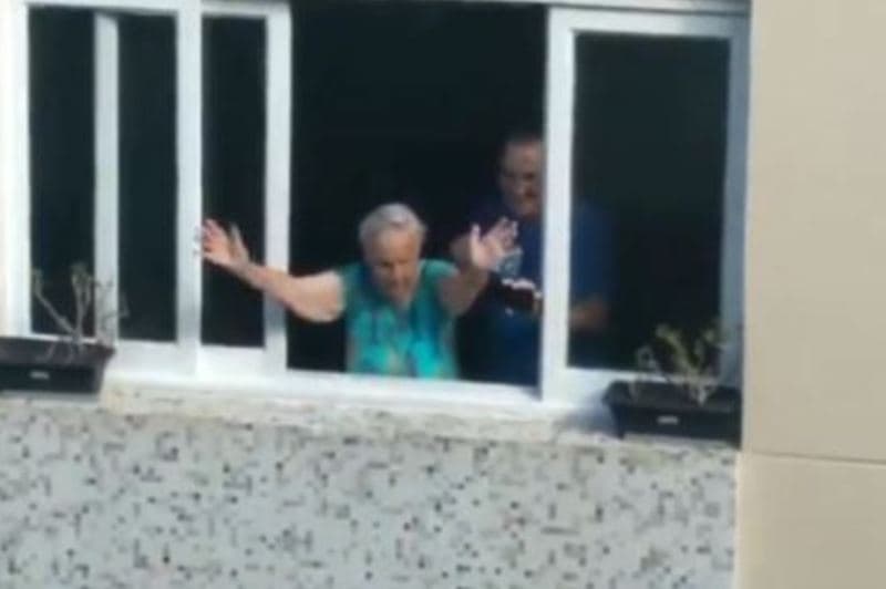 idosa em janela
