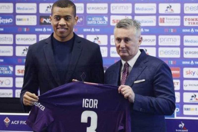 dois homens seguram camisa de futebol