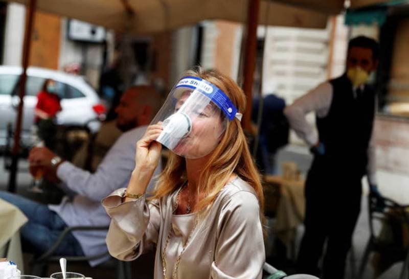 Itália reabre restaurantes, praias e acaba com restrição de movimentos