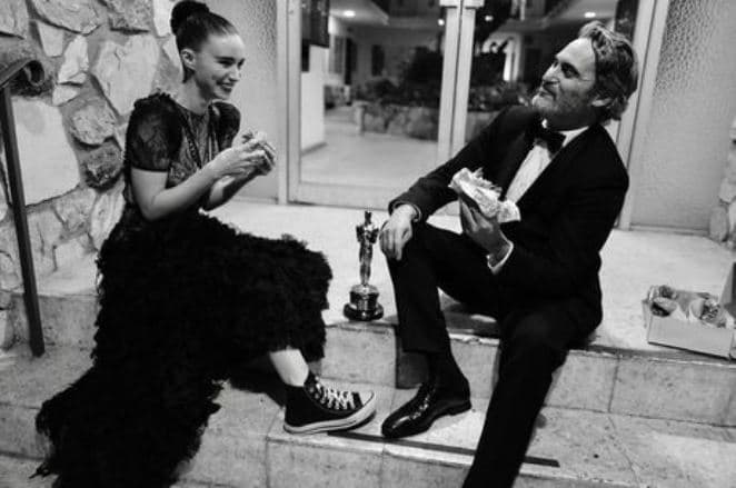 Joaquin Phoenix dispensa festão e celebra Oscar em lanchonete
