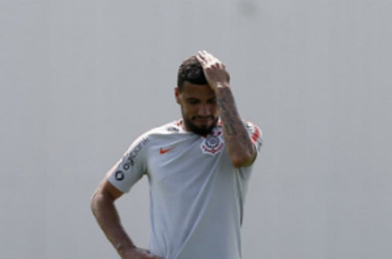 homem toca cabeça com a mão