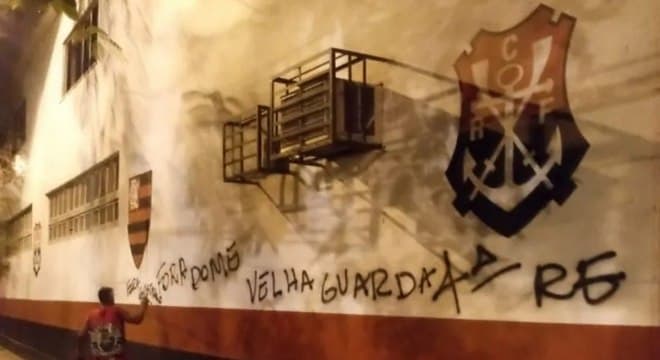 Torcedores do Flamengo picham muro da Gávea e pedem 'fora Dome'