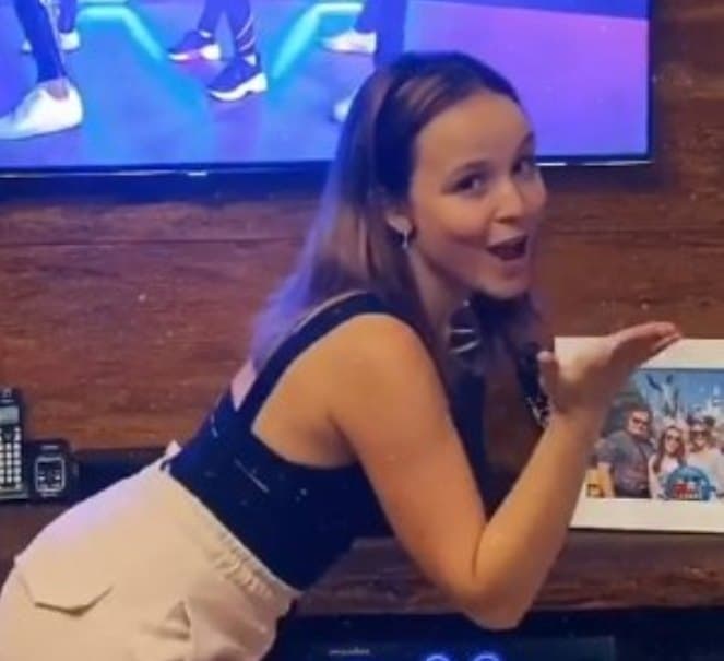 Larissa Manoela dança em ação para combater o coronavírus