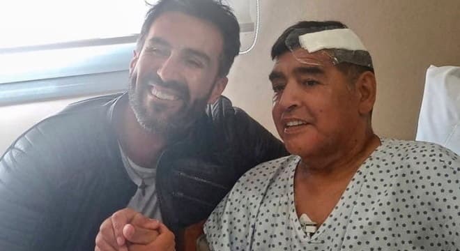 https://esportes.r7.com/futebol/medico-de-maradona-posta-primeira-foto-do-camisa-10-apos-cirurgia-12112020