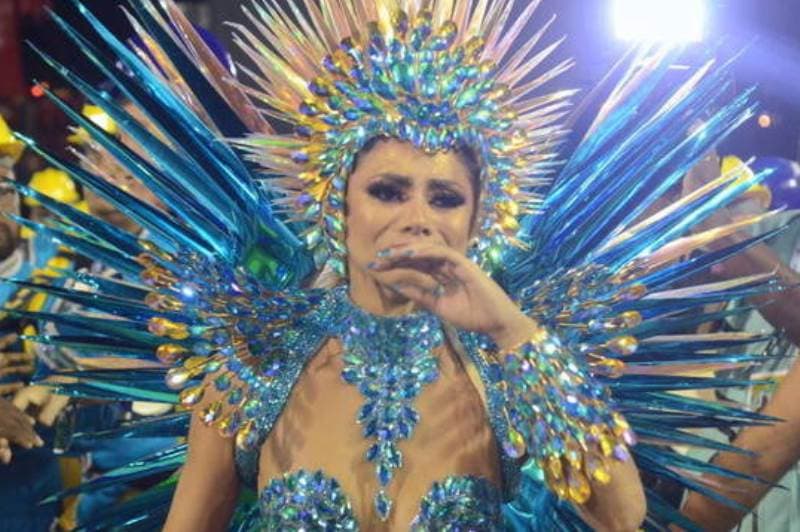 mulher leva mão ao rosto