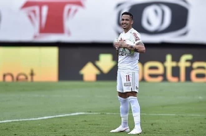 Com gol de Luciano, São Paulo vence e se mantém na liderança