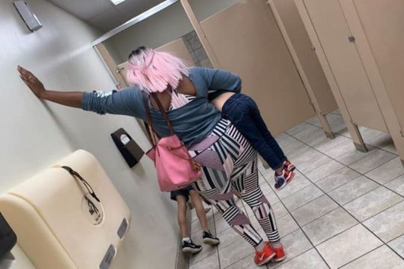 mulher apoiada em parede