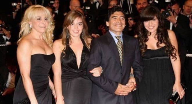 Familiares começam batalha pela herança milionária de Maradona
