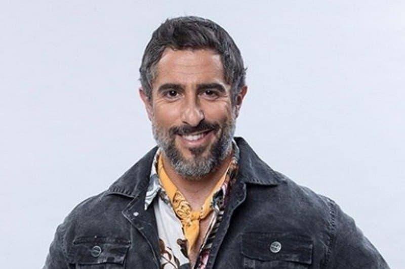 homem sorrindo
