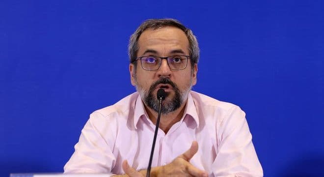 'Sai o kit gay e entra a leitura em família', diz ministro da Educação