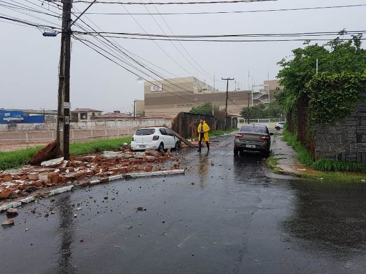 Muro desaba em carro após forte chuva no bairro da Cohab