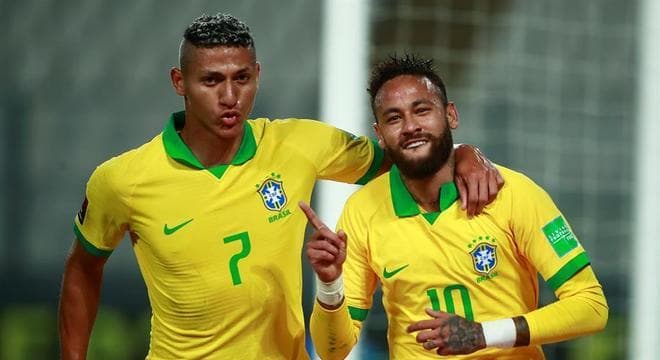 Neymar faz três, passa Ronaldo, e Brasil vence o Peru por 4 a 2