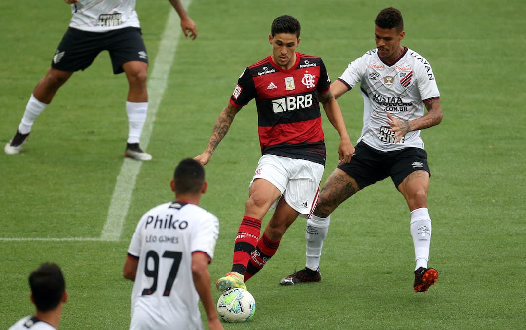 Fla brilha no segundo tempo, vence o Athletico-PR e entra no G4
