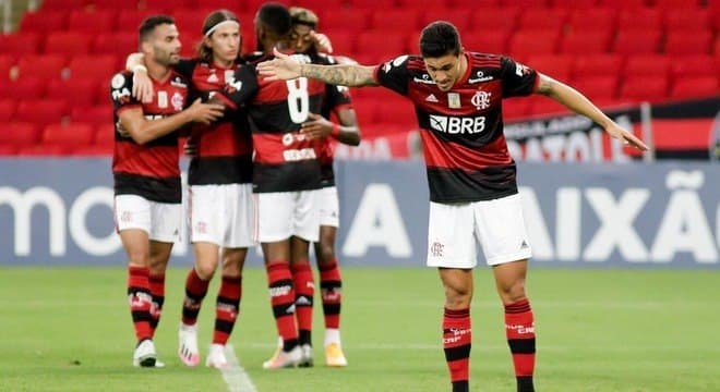 Flamengo vence Sport e segue na caça ao líder Atlético-MG