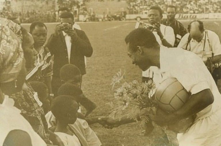 Pelé 80: Rei do Futebol e Santos já 'pararam' duas guerras na África
