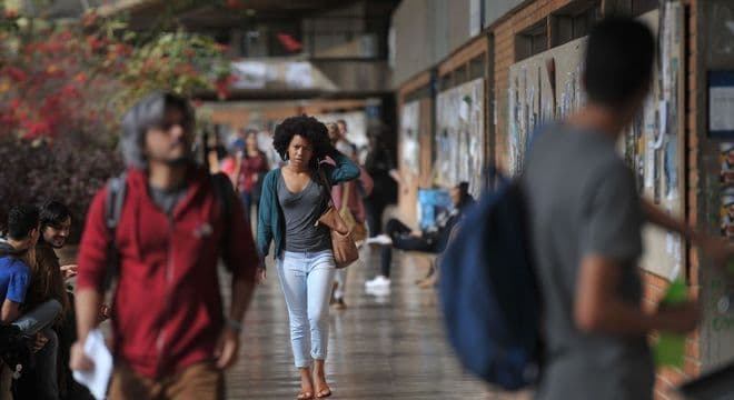 Pretos e pardos são 77% entre pessoas com menor renda, diz IBGE