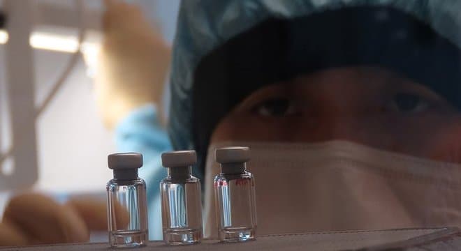 Vacina contra covid-19 não trará vida de volta ao normal